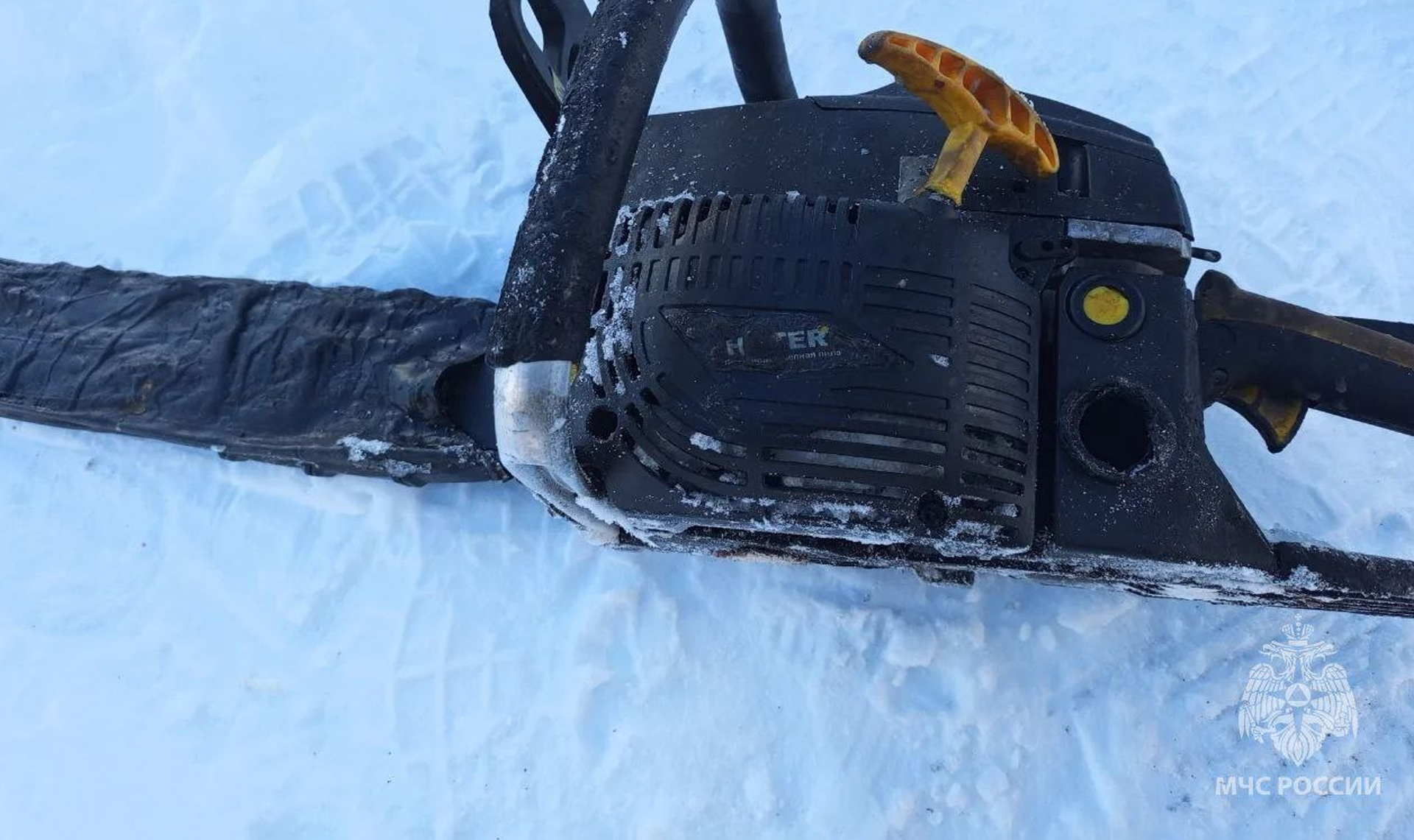 Пилили дрова бензопилой прямо в доме, а потом чиркнули спичкой!