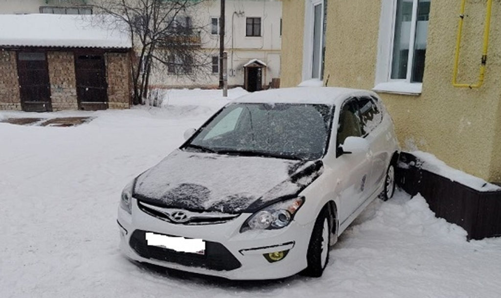 Бесправник на "Хендае" влетел в жилой дом