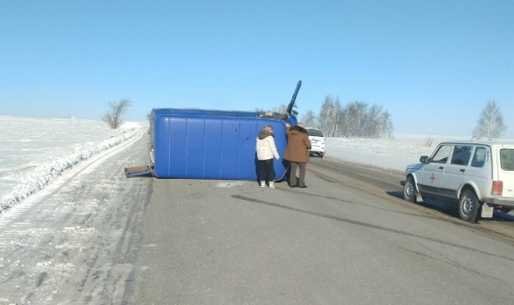 Автомобиль "Почты России" перевернулся в Челябинской области