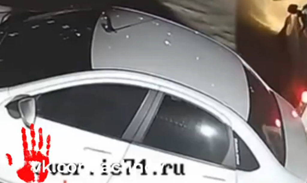 Оставил вмятину на припаркованной машине и скрылся