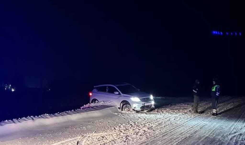 Иномарка улетела в кювет на трассе в Верхнеуральском районе