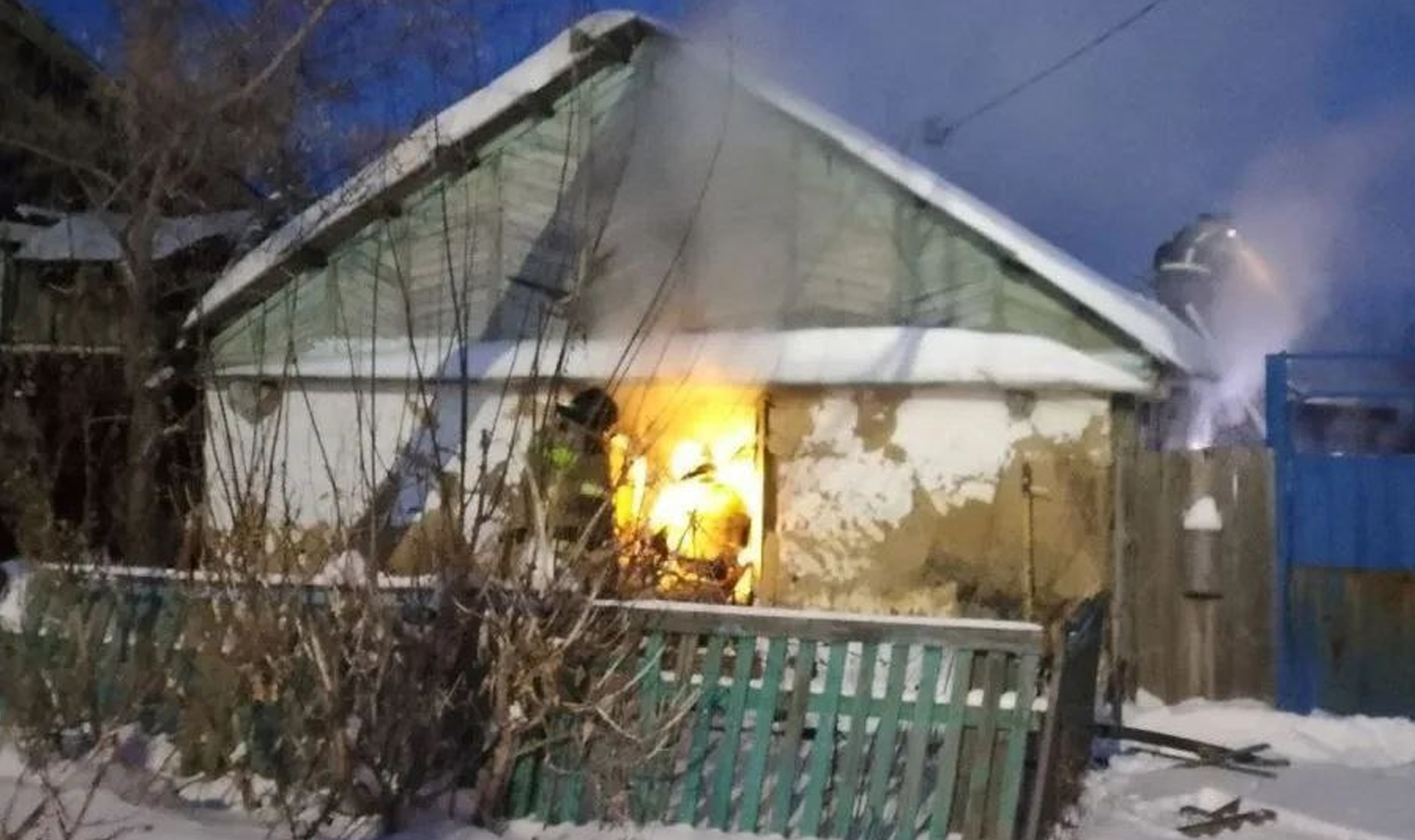 Пилили дрова бензопилой прямо в доме, а потом чиркнули спичкой!