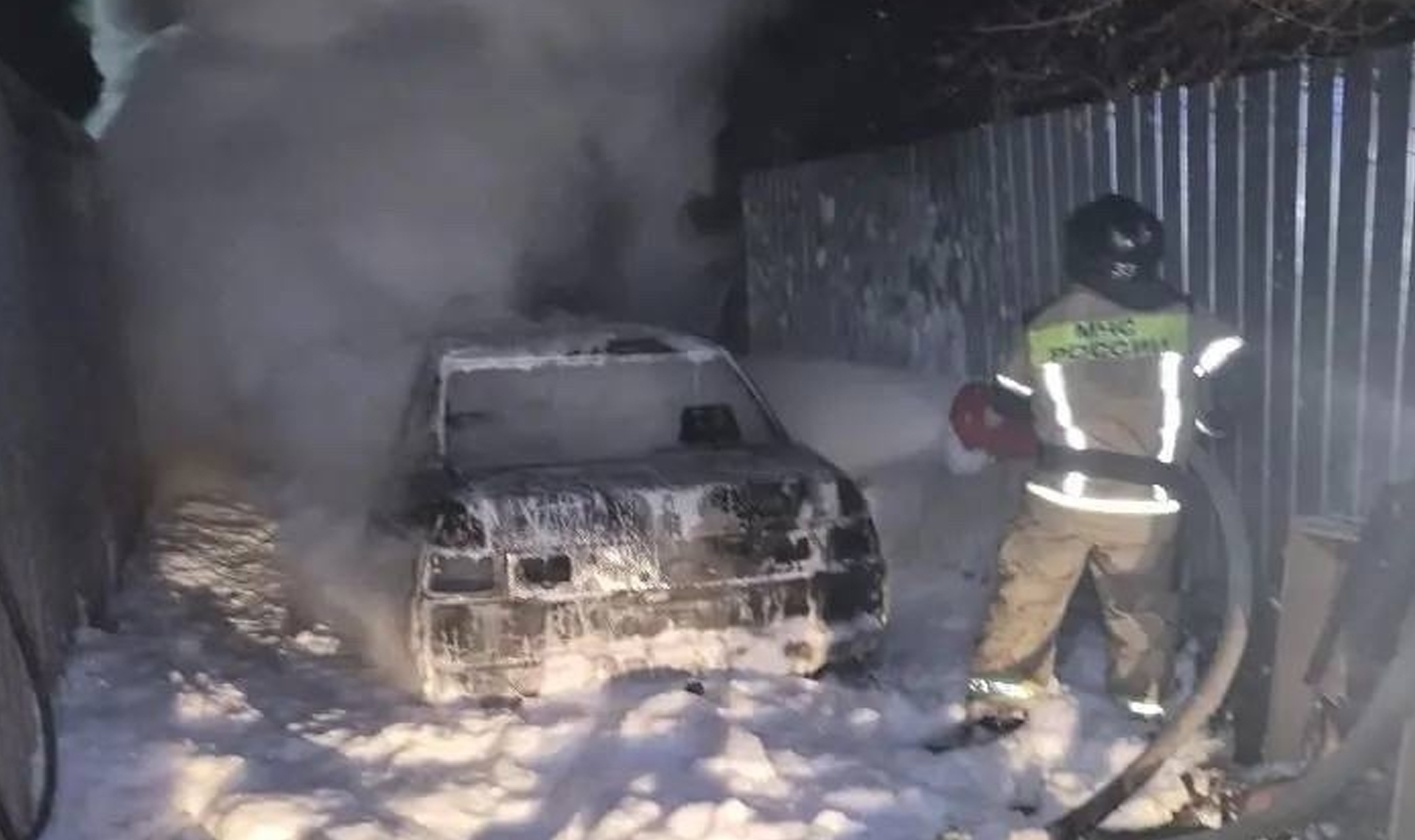 Огонь уничтожил ВАЗ-21102 в Южноуральске