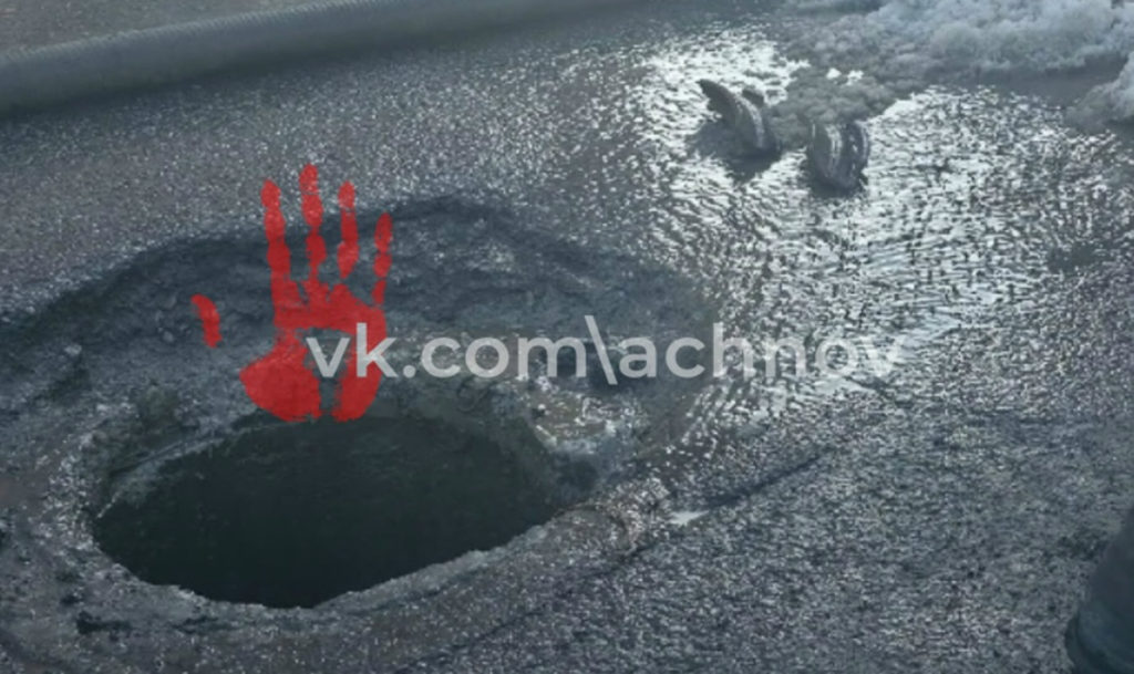 Челябинец чуть не сломал машину, угодив колесом в открытый люк