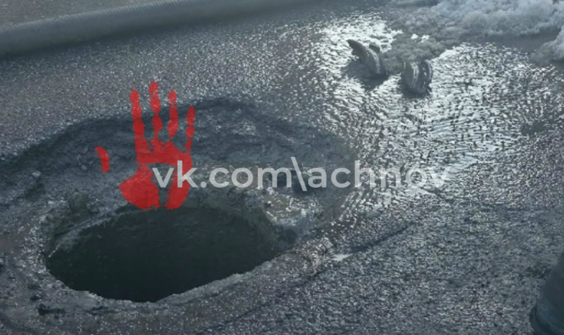 Челябинец чуть не сломал машину, угодив колесом в открытый люк