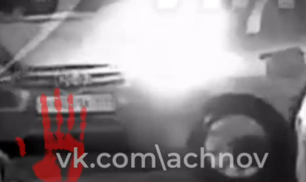 Ударил и скрылся! Таксист бортанул чужую машину