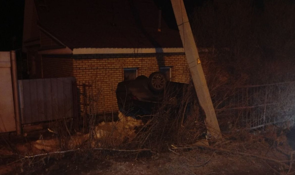 Бесправник влетел в электроопору, а потом нагнул чужой забор!