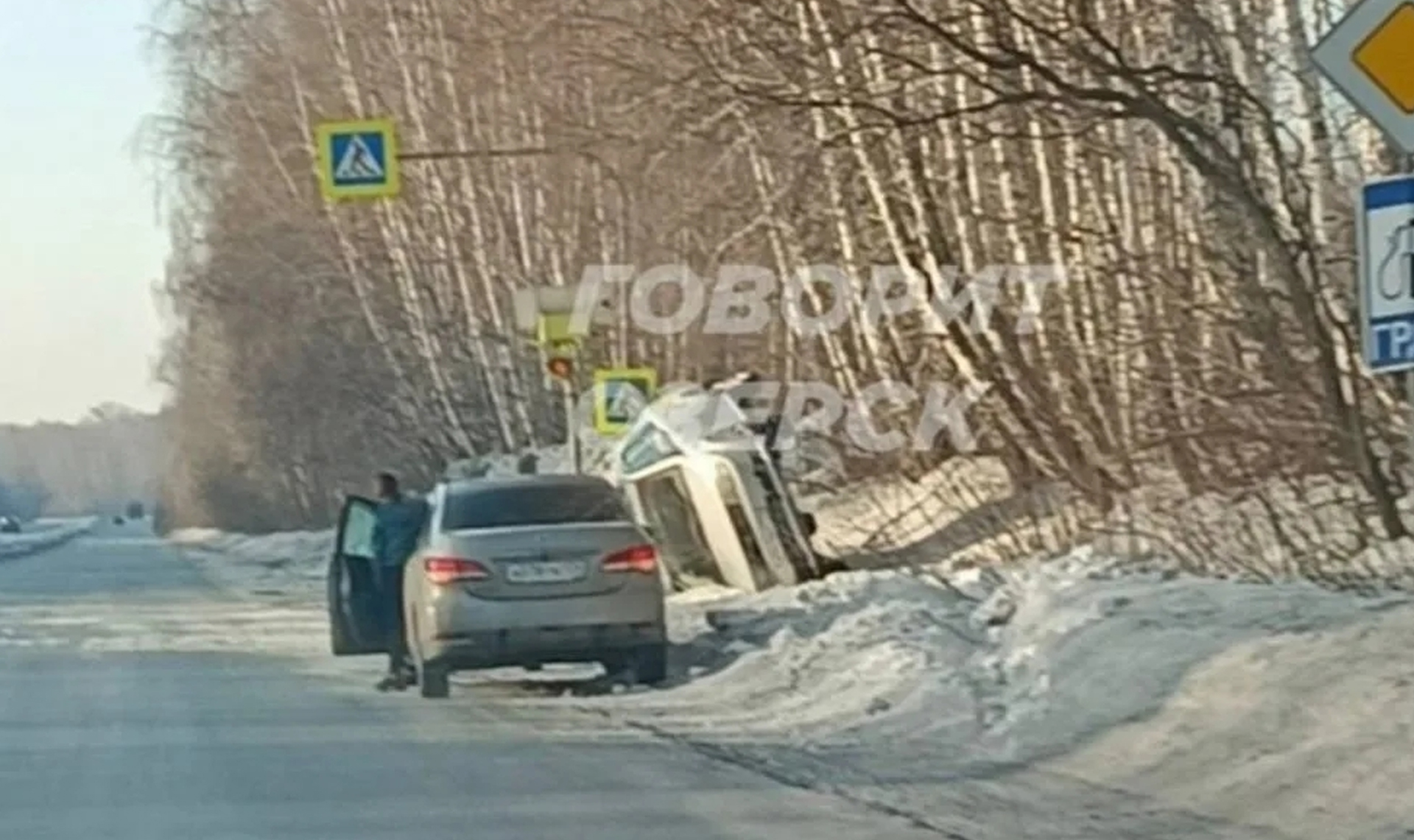 Машина перевернулась в Озерске из-за неубранного снега!