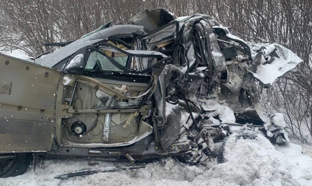 Кошмар, во что превратилась легковушка, влетевшая в грузовик!