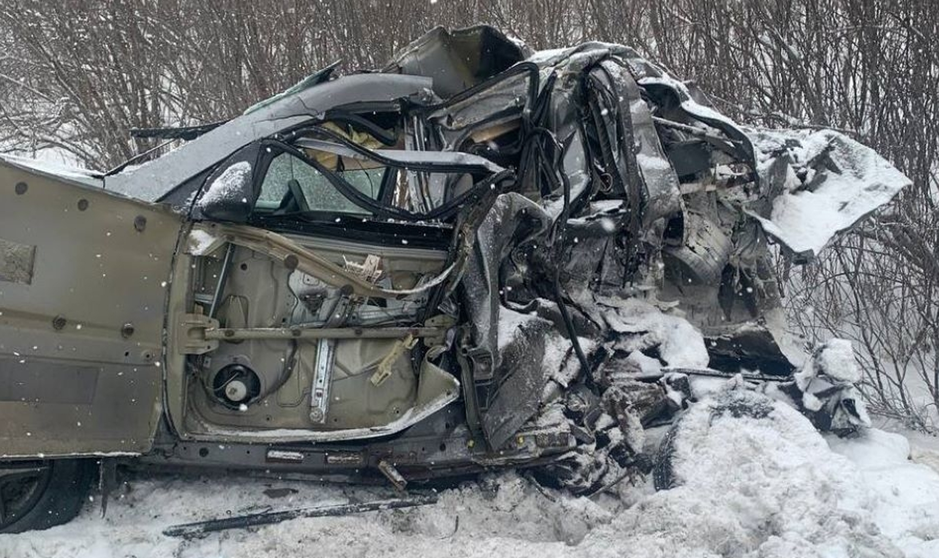 Кошмар, во что превратилась легковушка, влетевшая в грузовик!