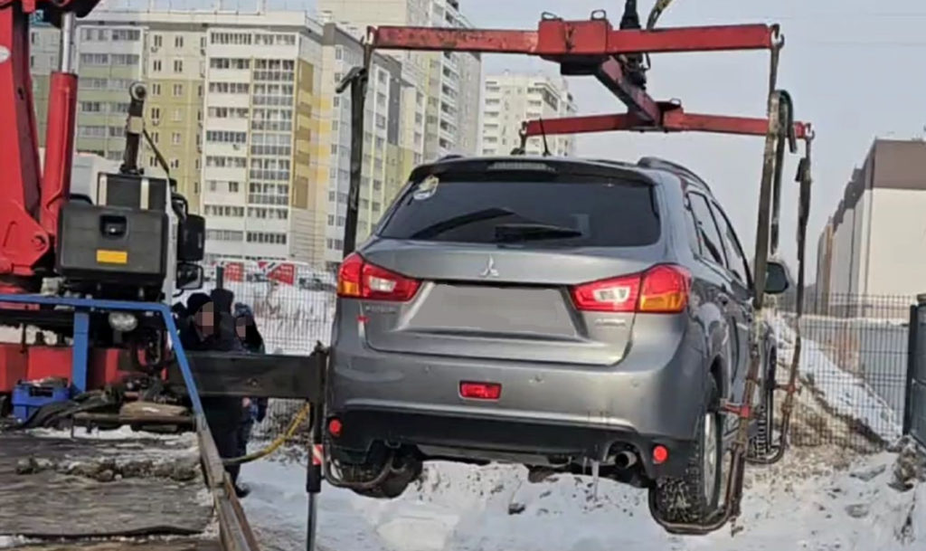 Владелица нескольких квартир соизволила оплатить долги по коммуналке и кредитам только тогда, когда у сынишки забрали машину