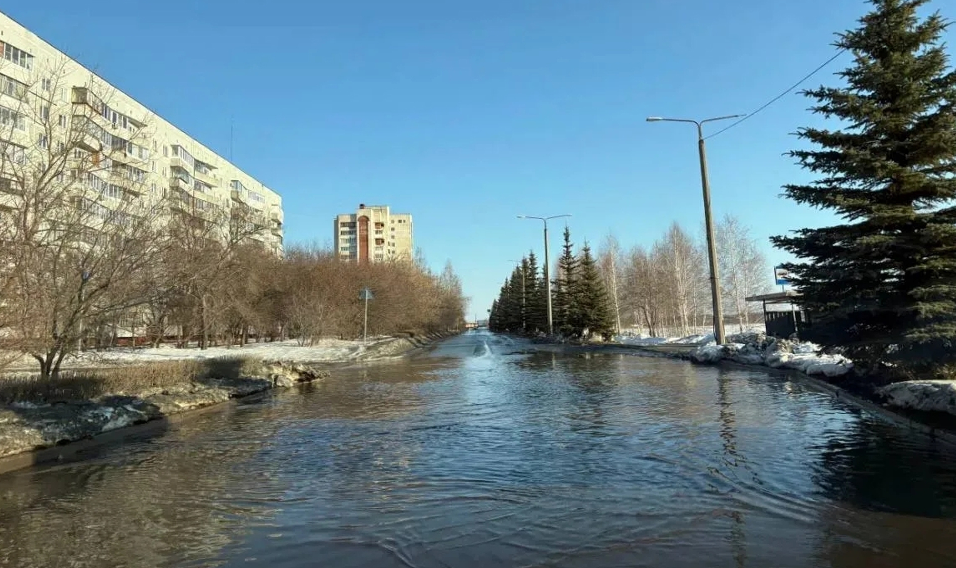 Машина перевернулась в Озерске из-за неубранного снега!