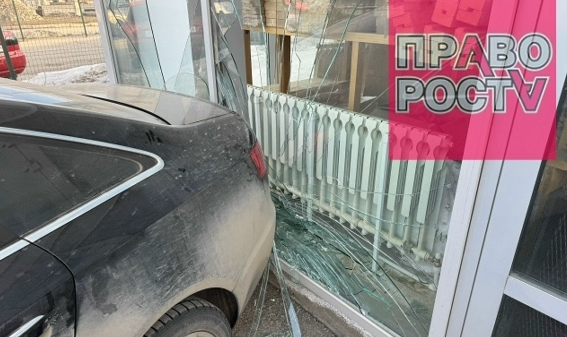 Машина влетела в магазин на улице Галиуллина в Магнитогорске