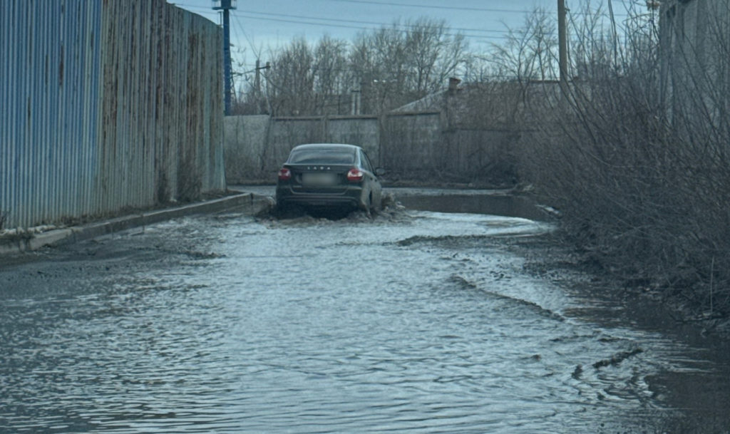 Огромная лужа перекрыла путь проезда работягам