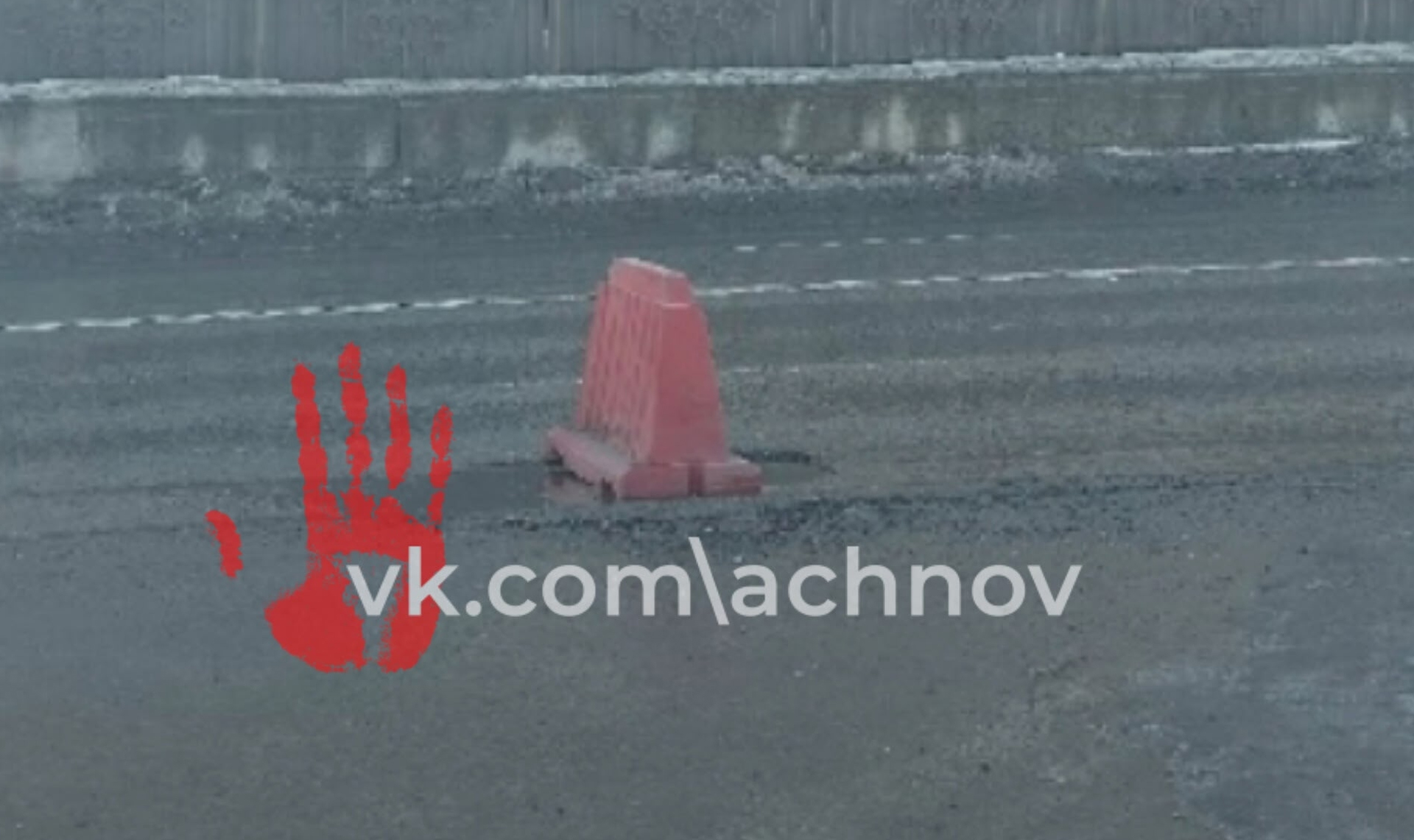 Челябинец чуть не сломал машину, угодив колесом в открытый люк