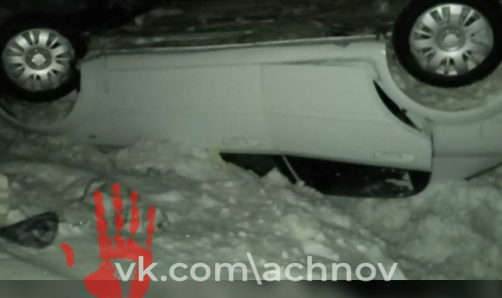 Машина угодила в канаву рядом с дорогой