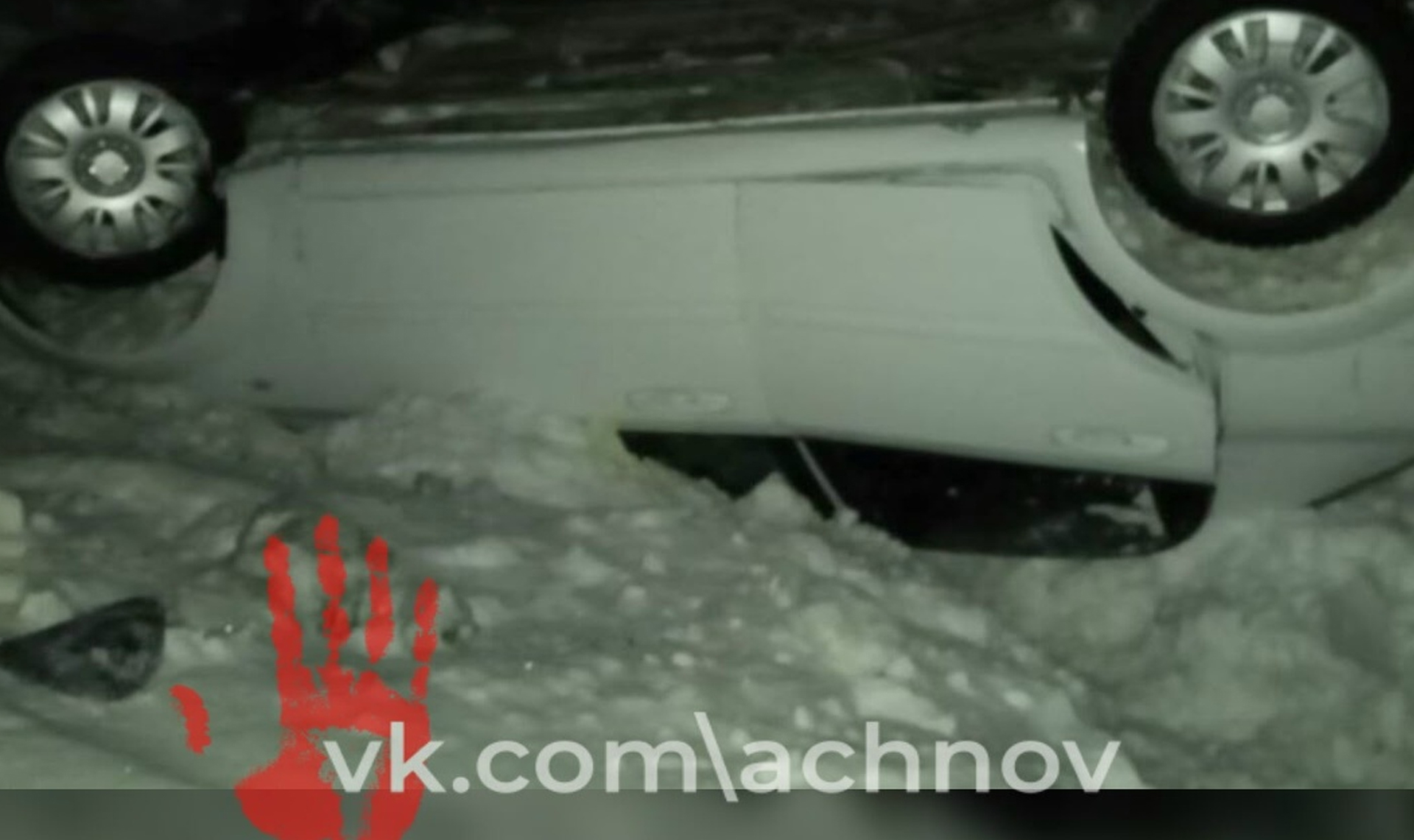 Машина угодила в канаву рядом с дорогой