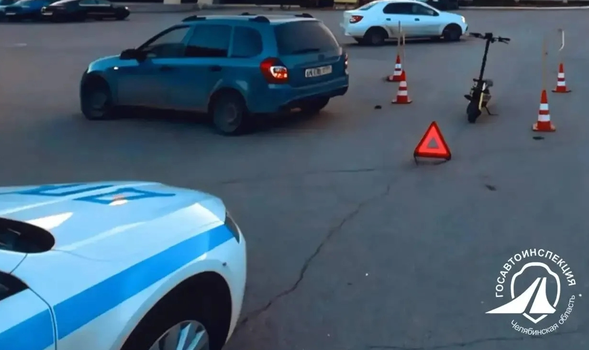 Молодая автоледи снесла на дороге взрослого электросамокатчика!