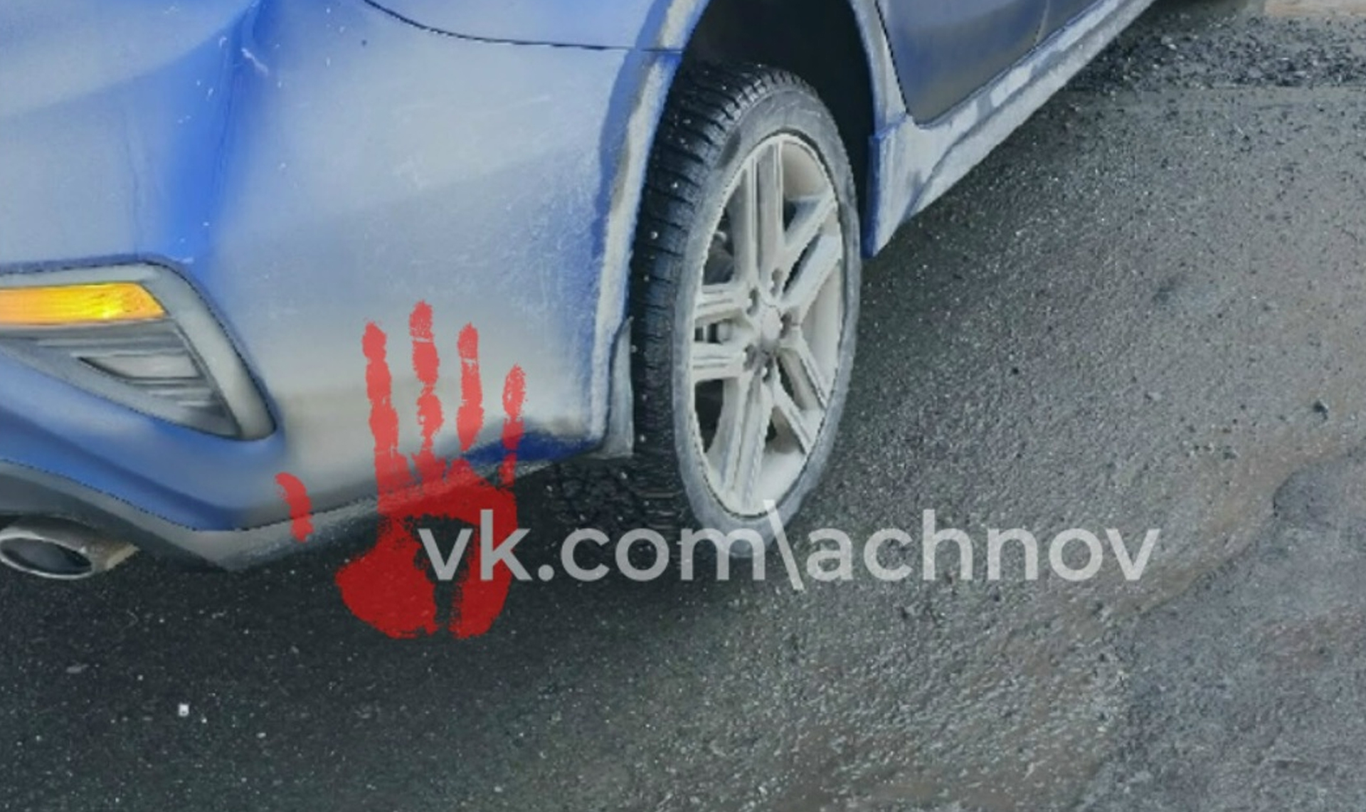 Челябинец чуть не сломал машину, угодив колесом в открытый люк