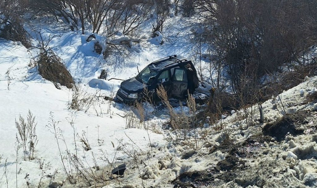 Пересек сплошную, вылетел на встречку и врезался в грузовик: Land Rover выбросило в кювет