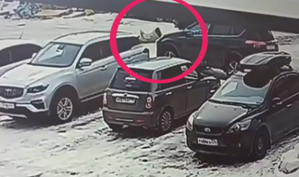 Кроссовер чуть не проехался по бабушке в Магнитогорске