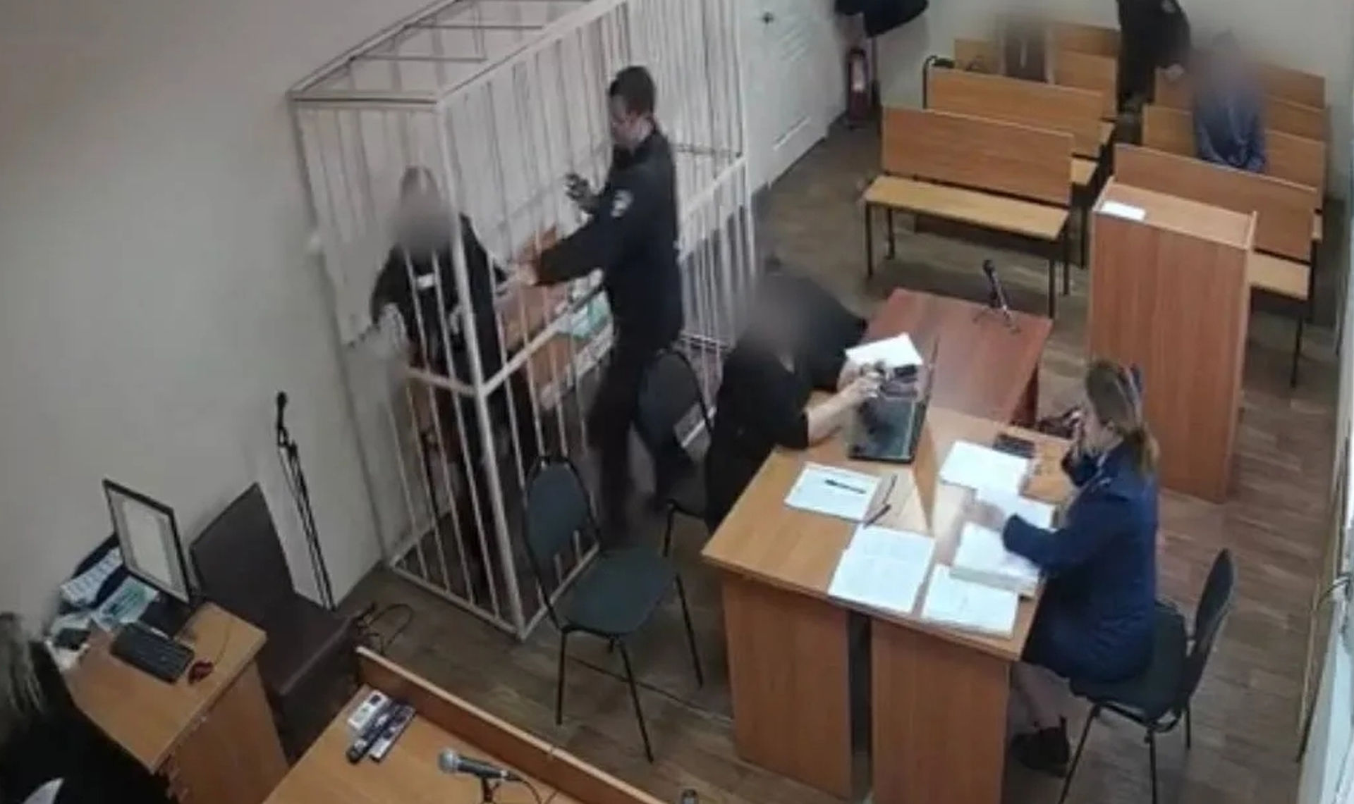 Закидал судью бетонными шариками: в суд ушло дело подсудимого-нарушителя