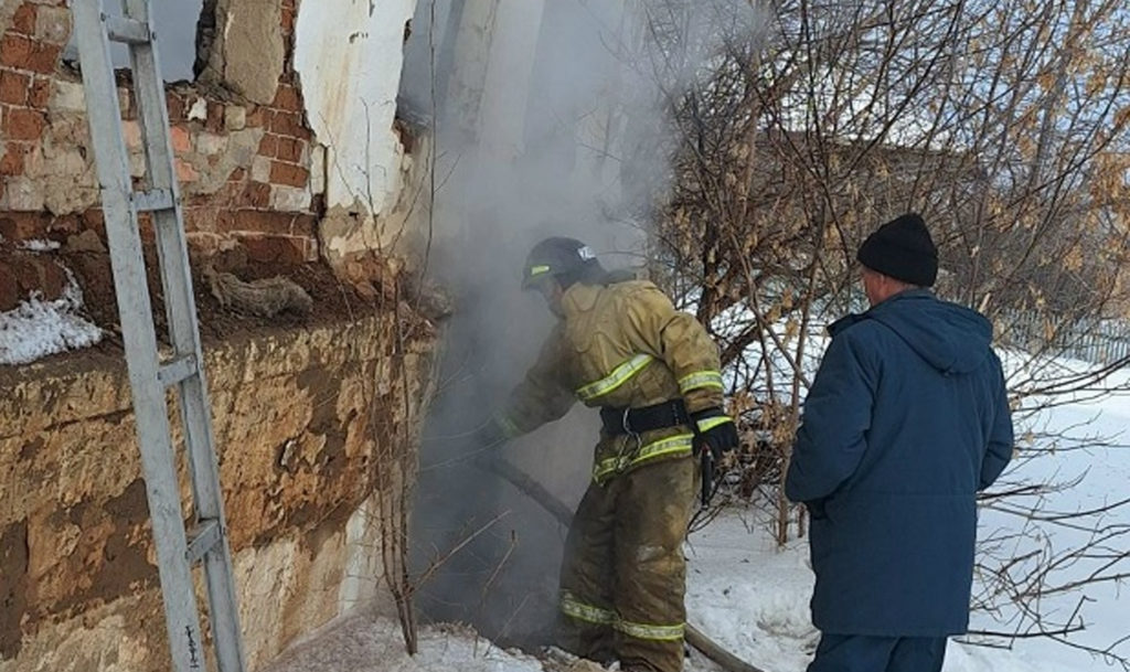 Заброшка задымилась в Степном