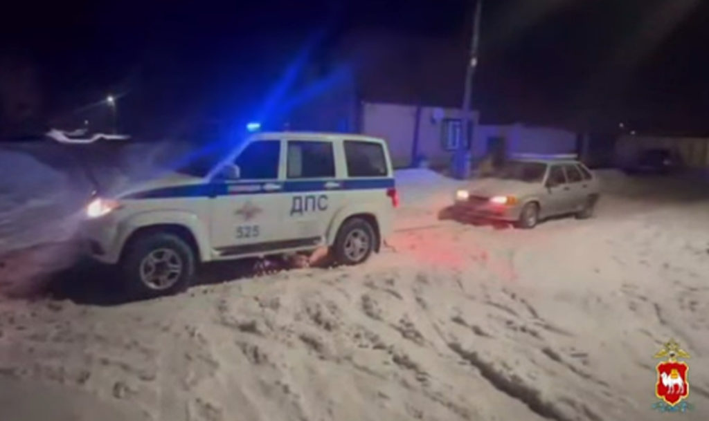 Автомобиль с детьми застрял в сугробе