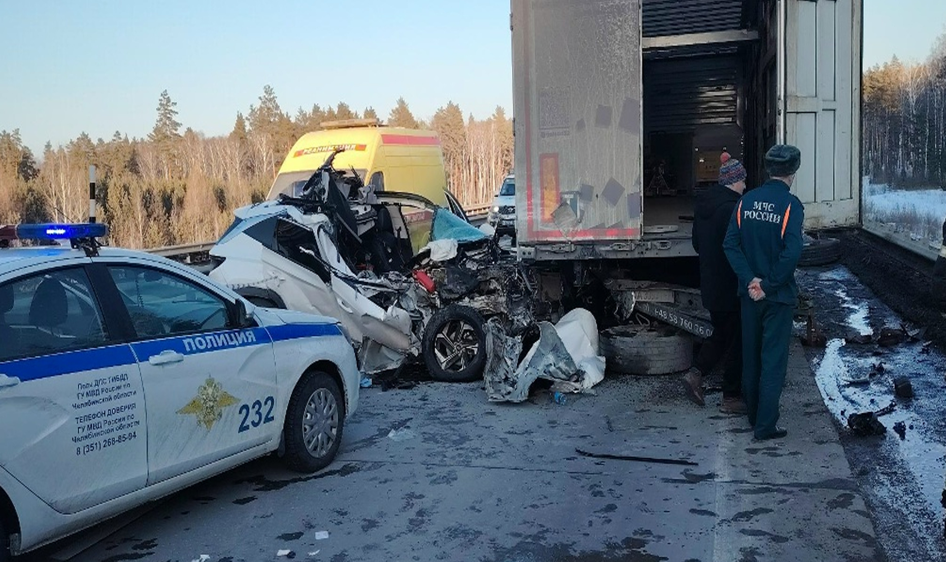 Иномарка влетела в фуру на трассе в Челябинской области