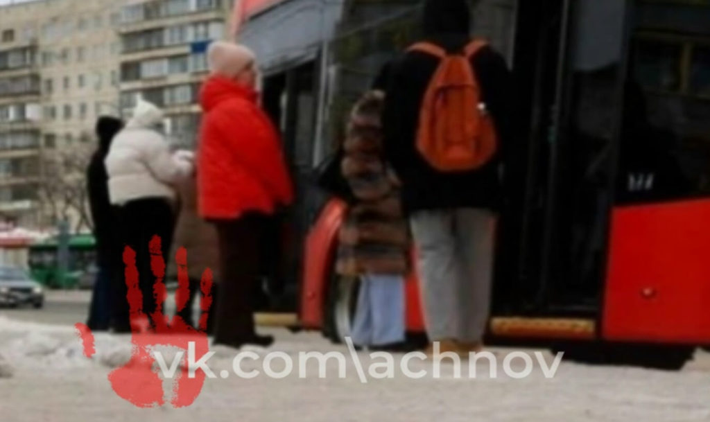 СК начал расследование после падения женщины на остановке