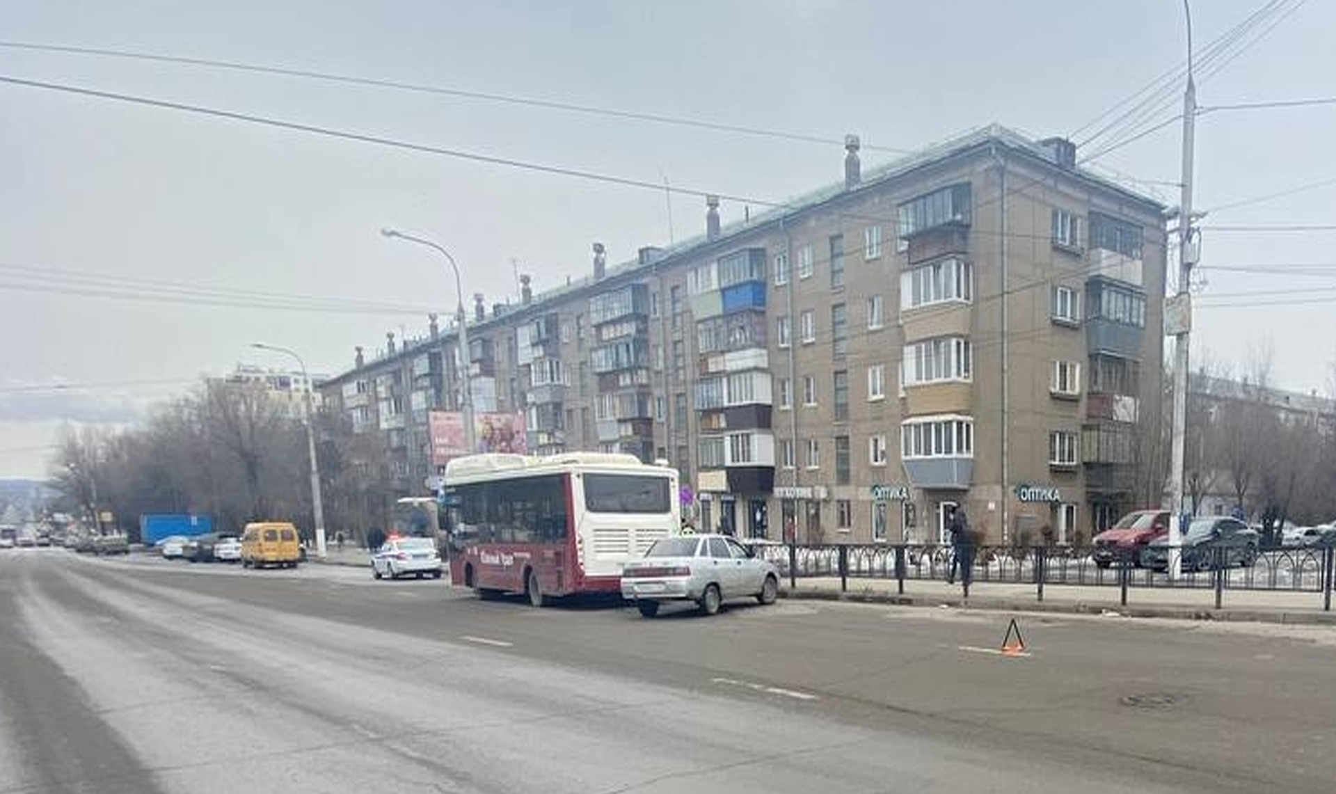 Легковушка и автобус столкнулись: пострадала девочка-подросток