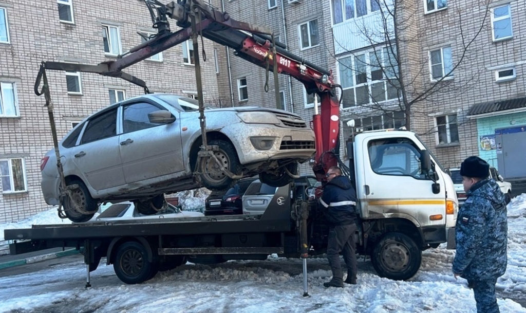 У копейских должников забрали машины! Пока что не навсегда, а на спецстоянку