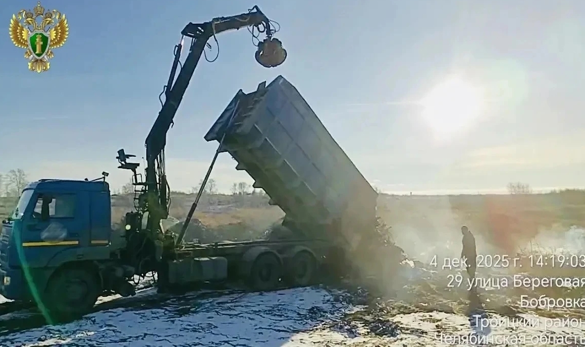 Челябинскую компанию оштрафовали на 10 миллионов за коммерческий подкуп Прокуратура Курчатовского района провела проверку соблюдения антикоррупционного законодательства. Выяснилось, что с декабря 2018 по ноябрь 2021 года директор ООО «ТК Восток-Холдинг» передала начальнику цеха реализации ООО «ЖБИ-74» более 1,6 млн рублей. Деньги предназначались за содействие в заключении договора перевозок и общее покровительство при исполнении контрактов. В отношении компании возбудили дело по ч. 2 ст. 19.28 КоАП РФ (незаконное вознаграждение от имени юрлица). По результатам рассмотрения фирму оштрафовали на 10 млн рублей. Начальник цеха ООО «ЖБИ-74» ранее был осуждён за получение коммерческого подкупа.