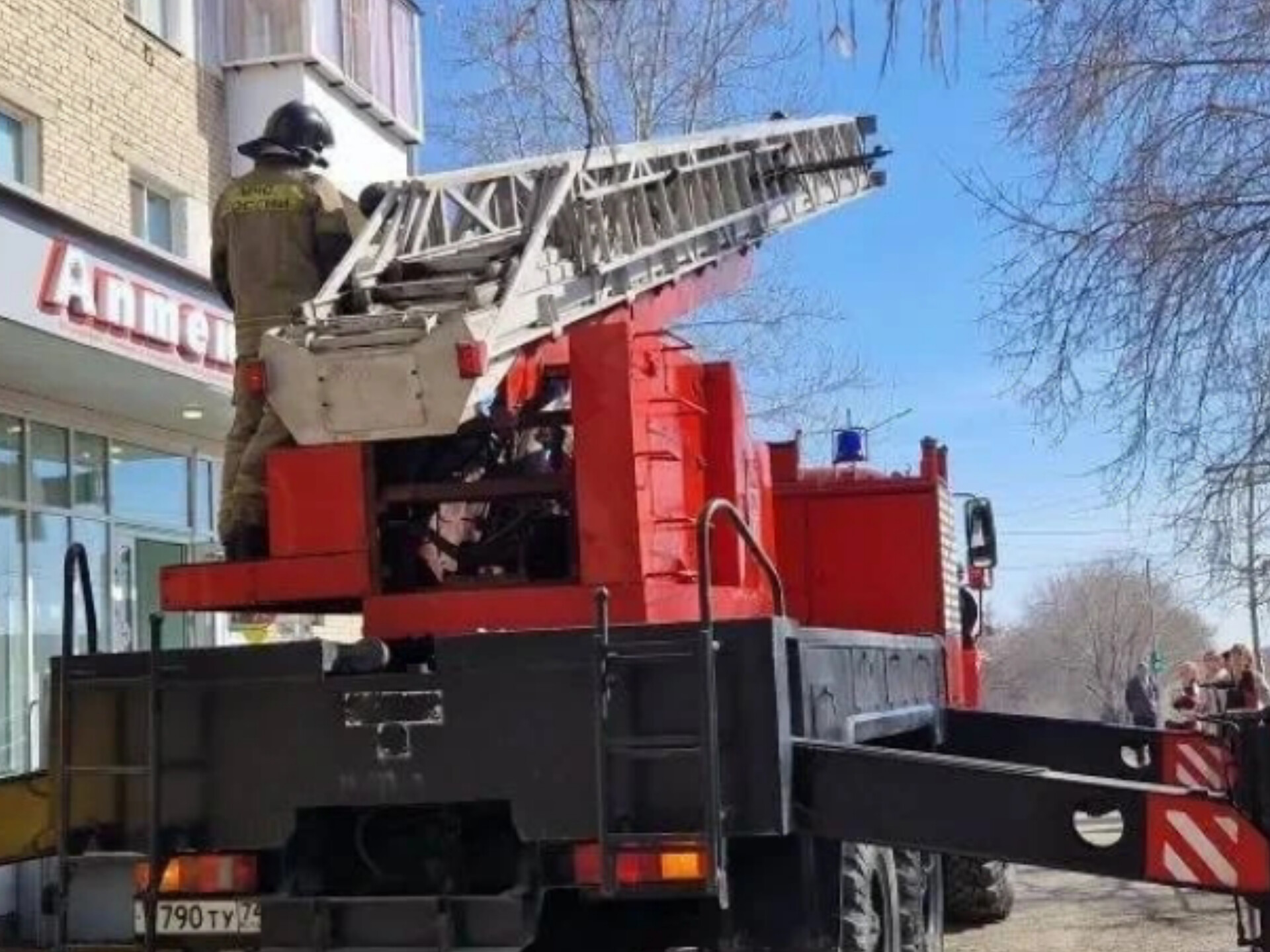 Малыши закрылись в квартире — спасатели чудом успели!