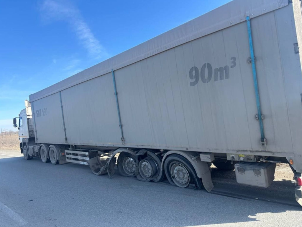 Стало плохо за рулём! Пенсионерка на "Тойоте" влетела в грузовик 