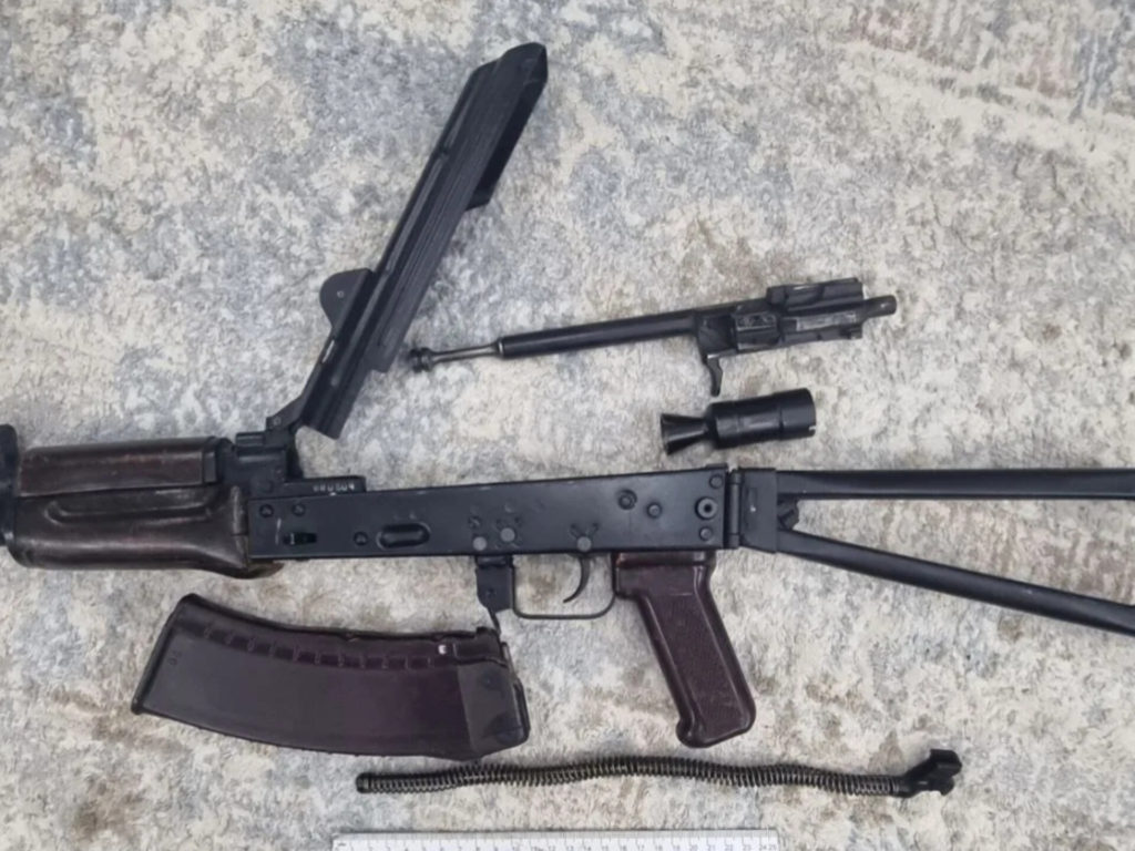 Он думал, что боевике и хранил у себя оружие и наркотики 