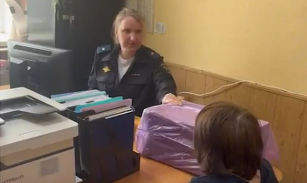 Полиция вернула пенсионерке деньги, изъятые у курьера мошенников