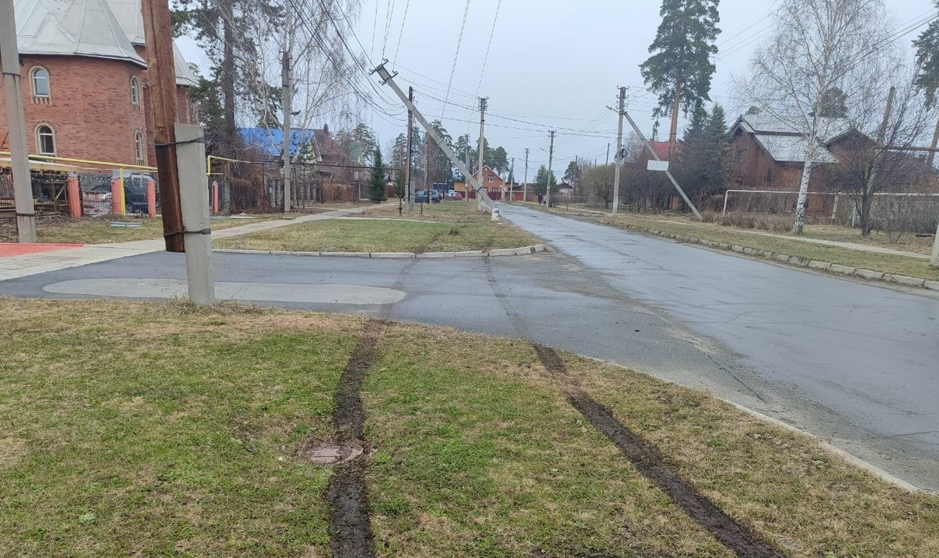 Иномарка влетела в столб в Снежинске! Водитель сбежал