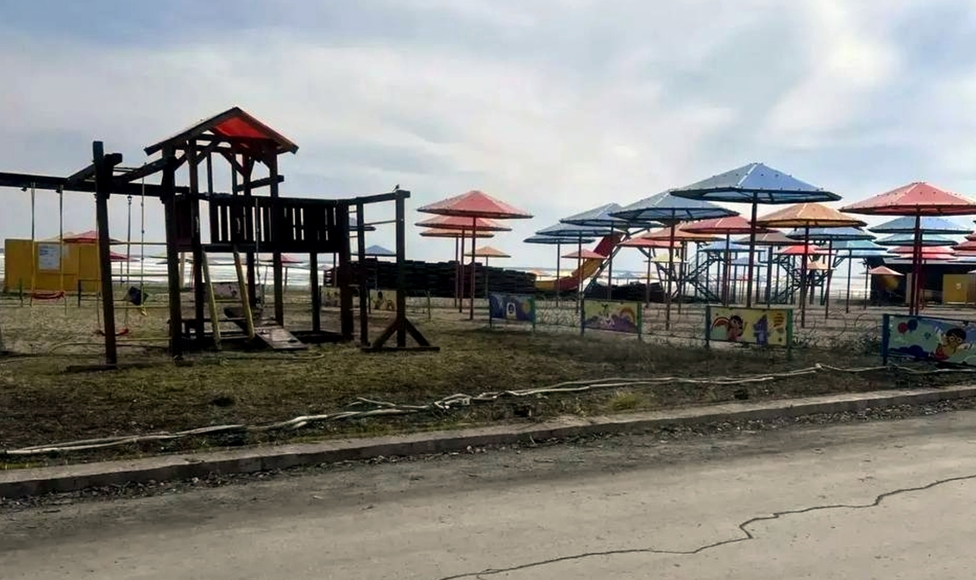 законно ли на пляже «Солнечный берег» на озере Смолино установили забор