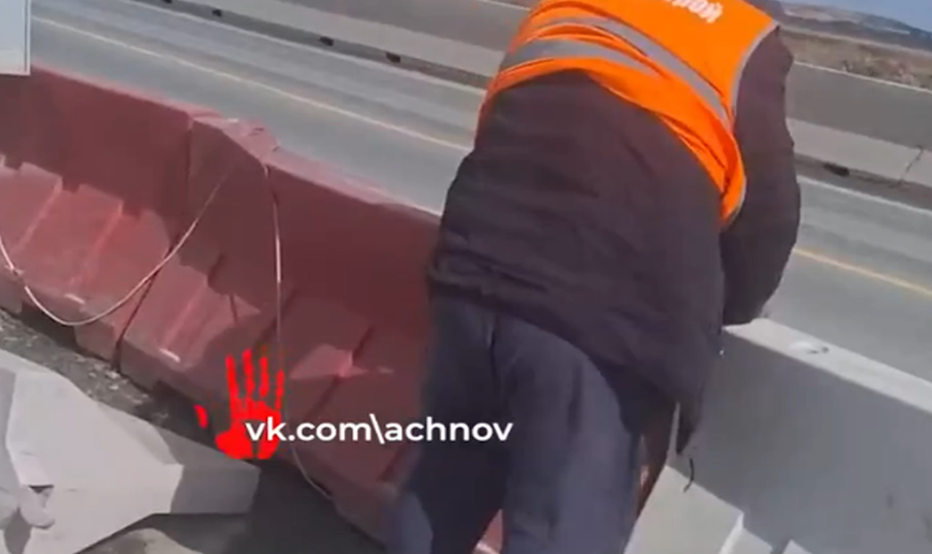 Сильный ветер раздул дорожные ограждения на трассе под Челябинском. Пострадал автомобиль