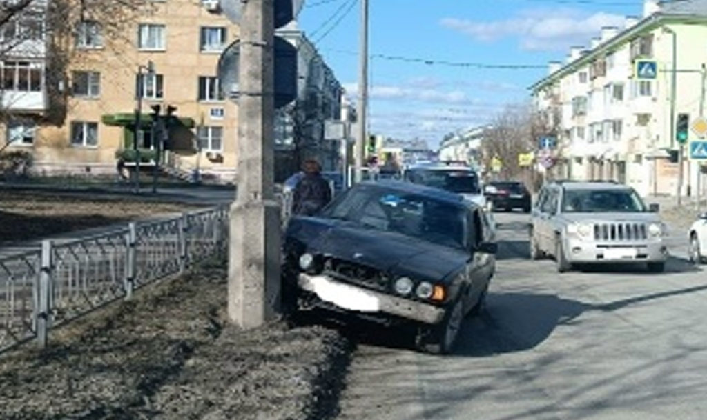 Пенсионерка за рулем "БМВ" влетела в столб