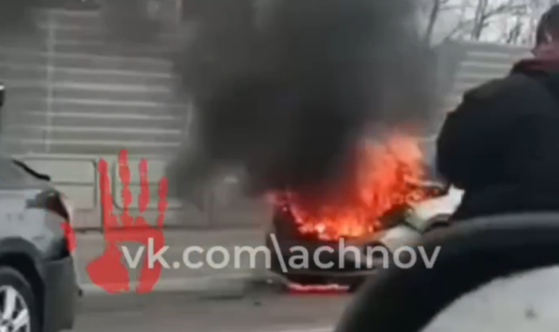Машина горит в Челябинске: а/д Меридиан в дыму!