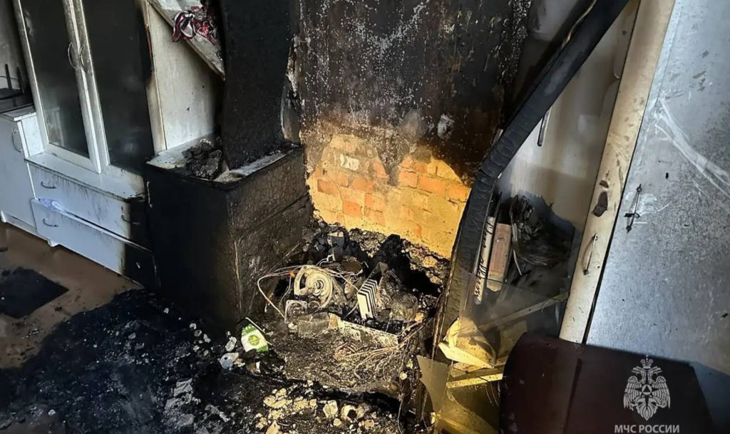 Сгорела по неосторожности! Жители дома по улице Мотова в Троицке лишились жилья