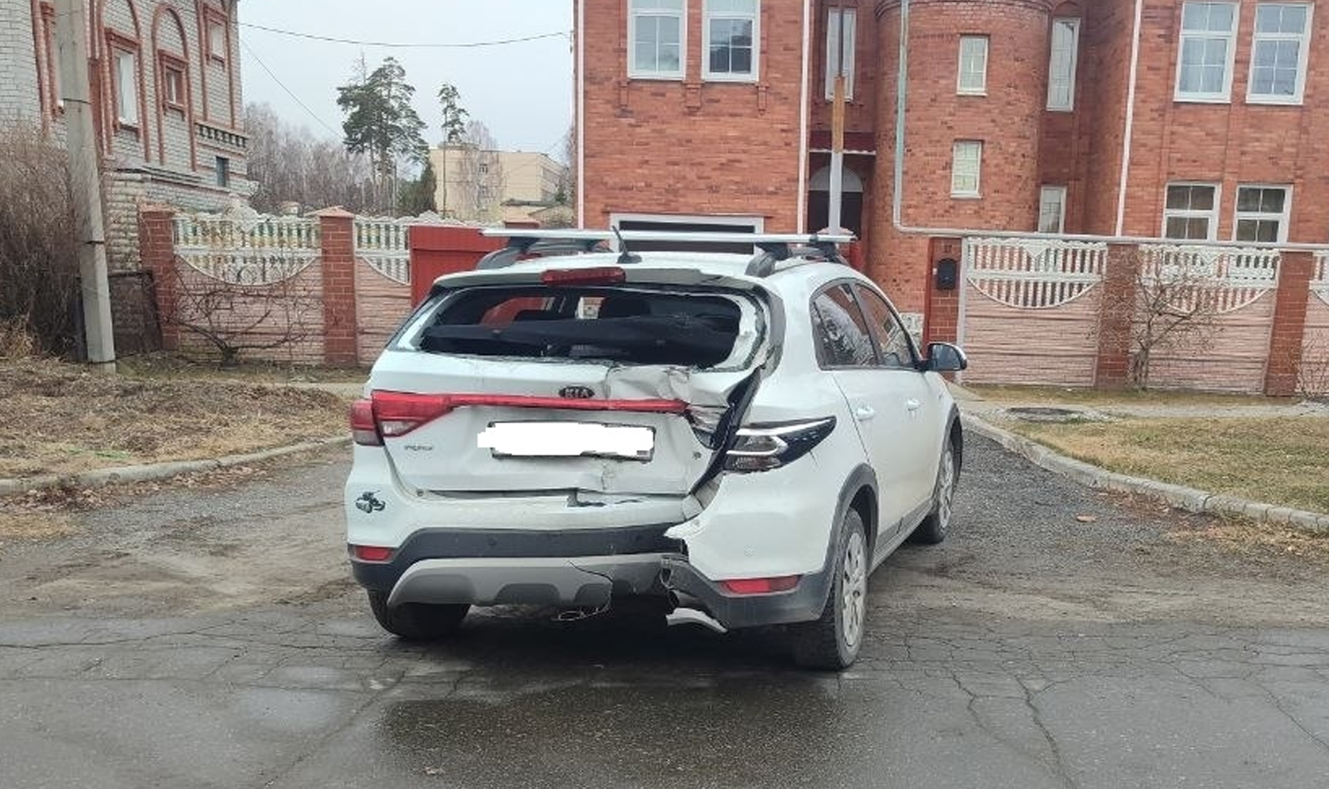 Иномарка влетела в столб в Снежинске! Водитель сбежал