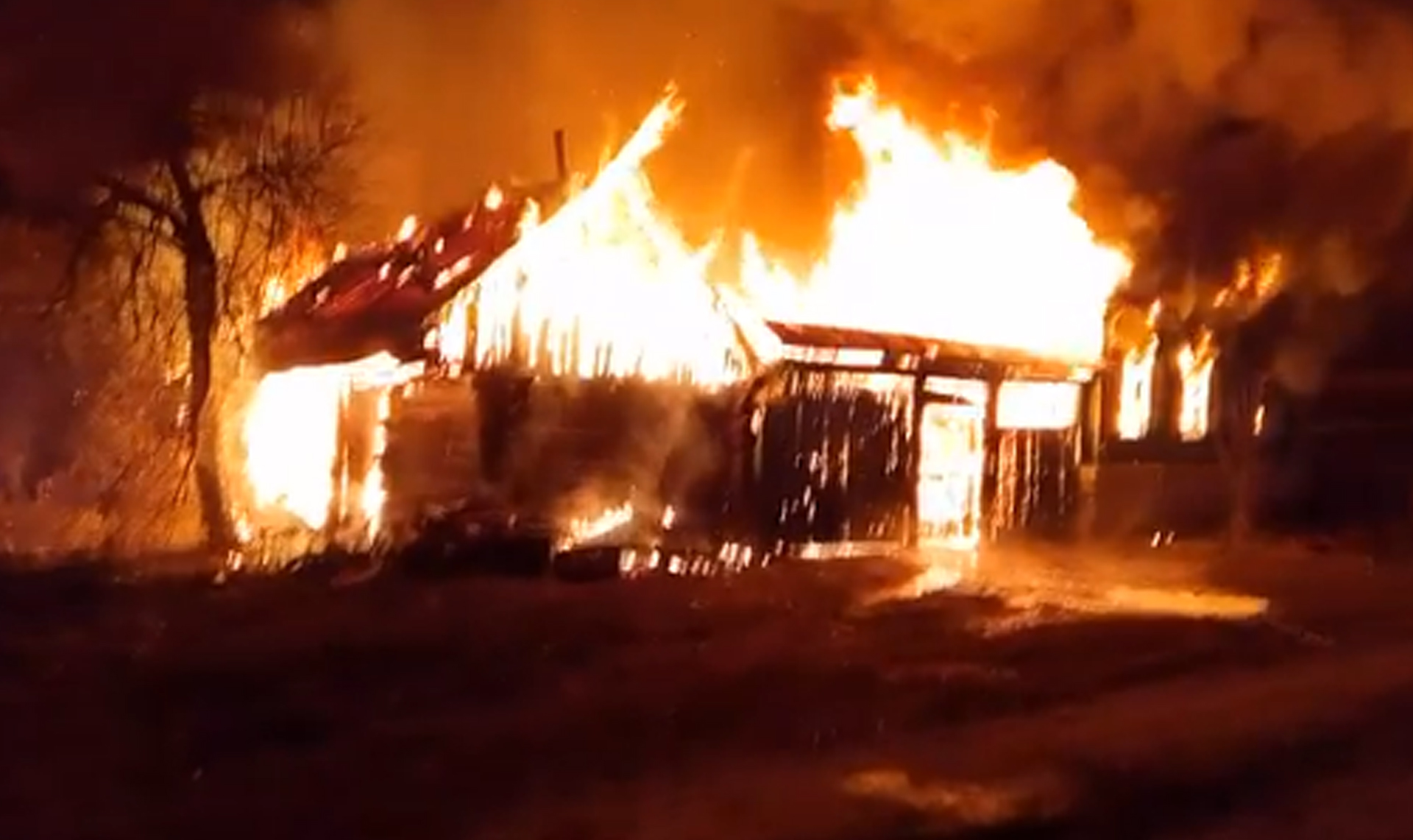 В Колотовке сгорели дом, баня, гараж, хозпостройка, дровник и машина. Есть пострадавшие среди людей