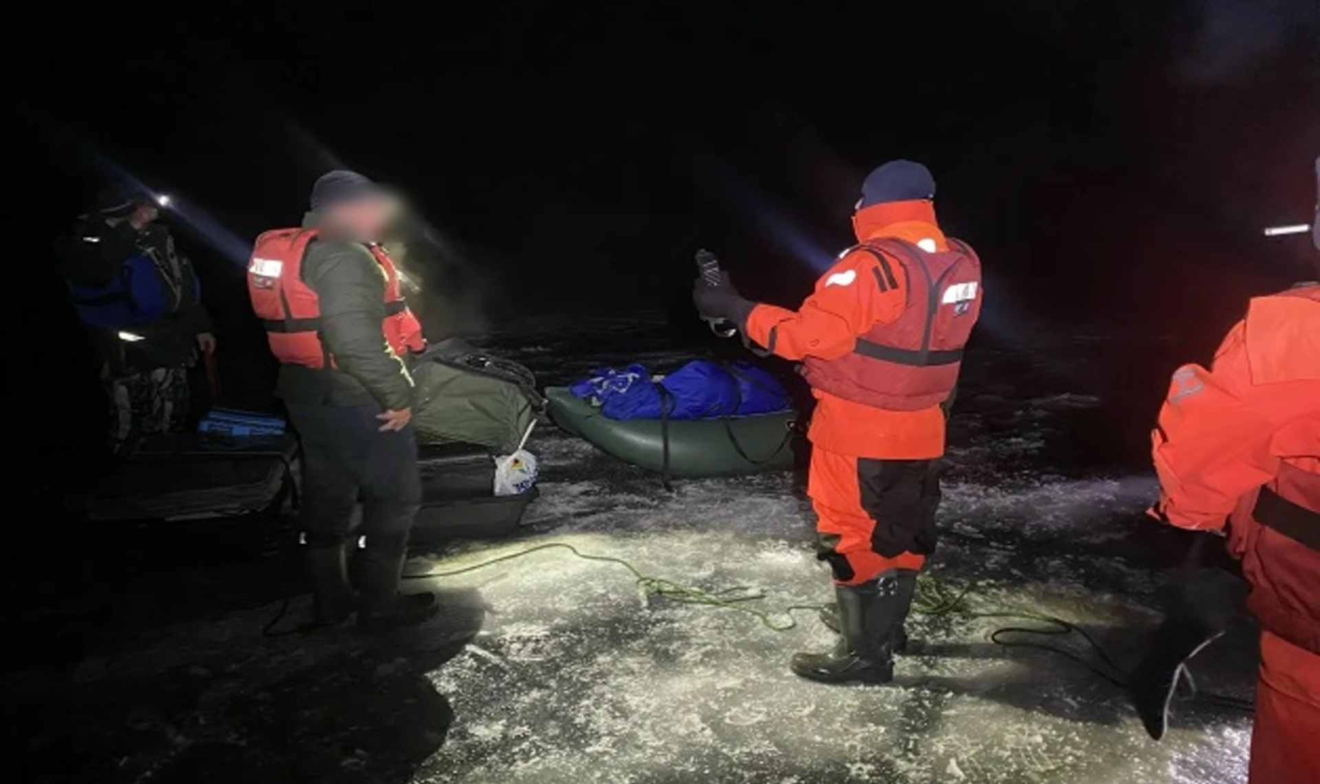 Двое мужчин провалились под лёд!