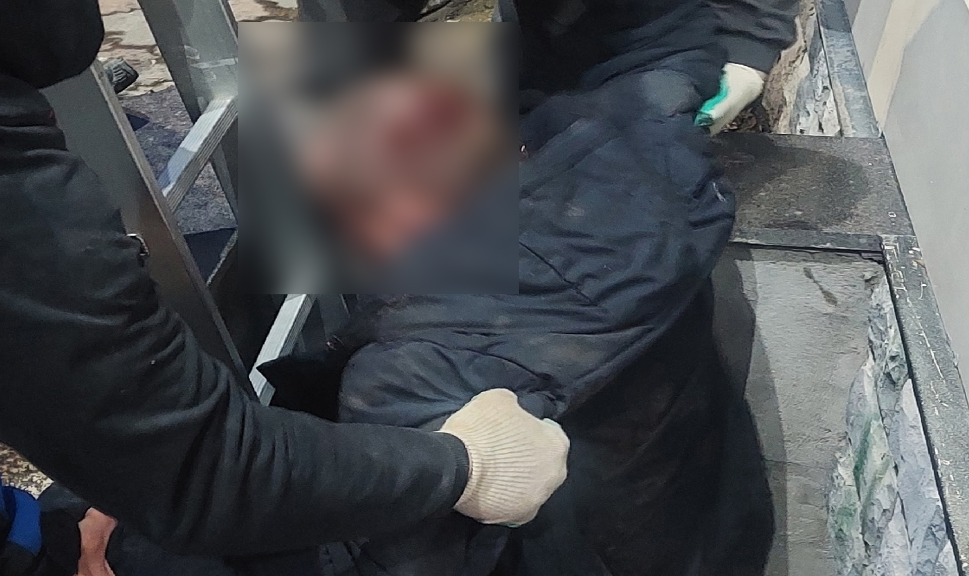 Потянуло к земле, причем к самому ее центру! Мужчина упал в приямок подвала