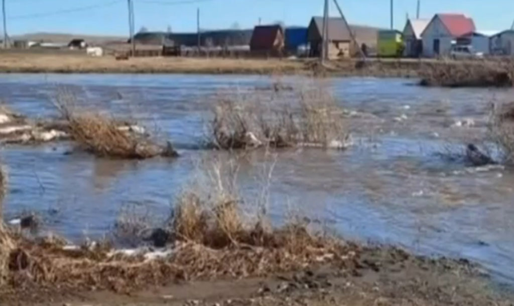 Прокуратура приехала в посёлок Александровский, где река Б. Караганка размыла дорогу