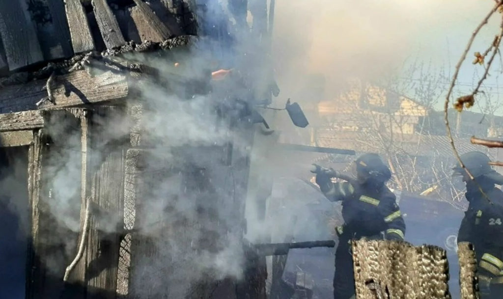 Женщина с ребенком оказались в огненной ловушке!