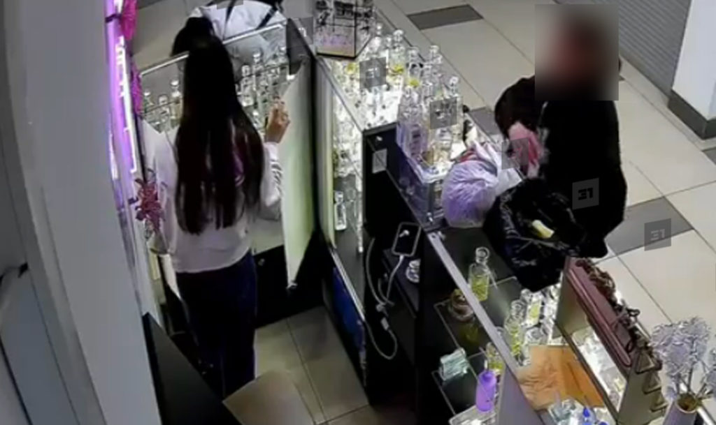 Духи украли из челябинского магазина